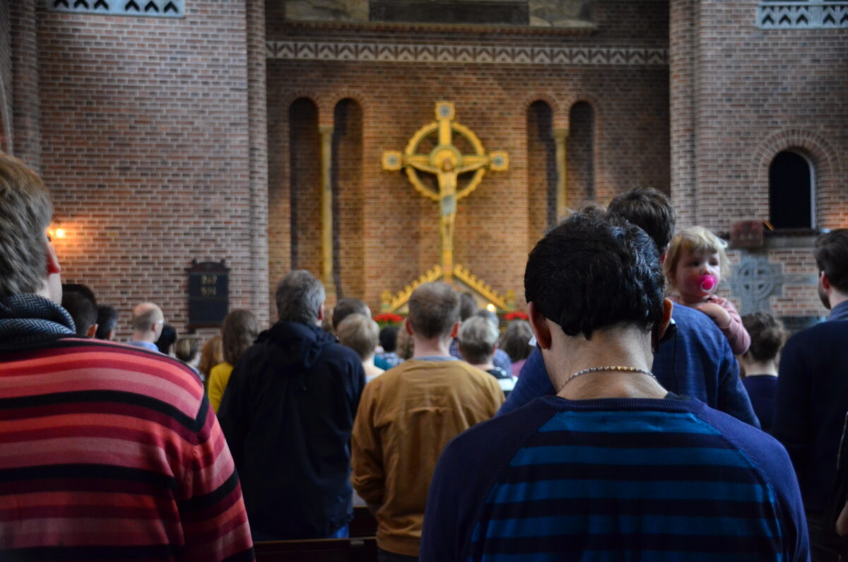 Menigheden under gudstjeneste i Apostelkirken