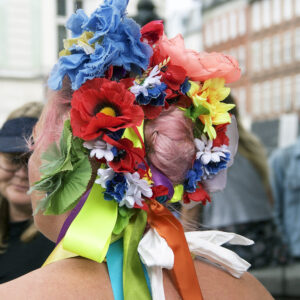 Farverige blomster og pynt i håret på Vesterbros gadepræst Liane Zimsen Dambo