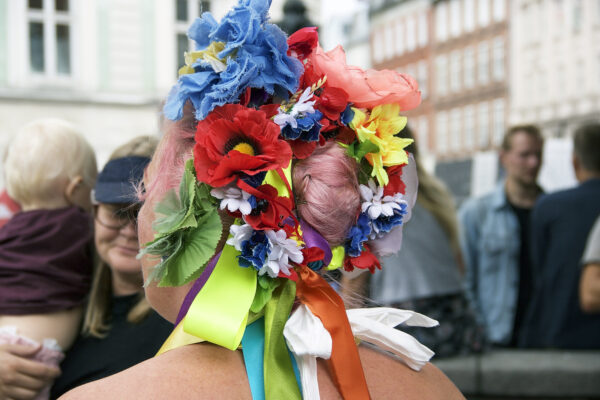 Farverige blomster og pynt i håret på Vesterbros gadepræst Liane Zimsen Dambo
