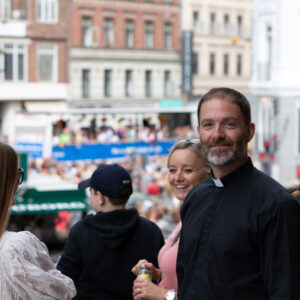 Præst William Salicath foran Eliaskirken, Vesterbro