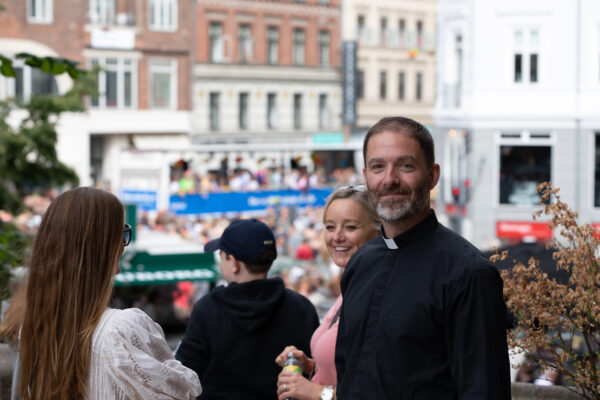 Præst William Salicath foran Eliaskirken, Vesterbro