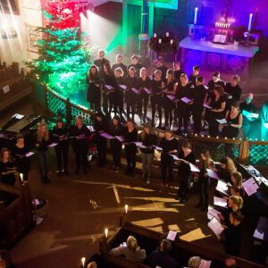 Kor synger i en juleudsmykket Sct. Matthæus Kirke