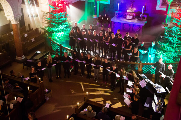 Kor synger i en juleudsmykket Sct. Matthæus Kirke