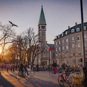 Kristkirken og metroskilt set fra Enghave Plads