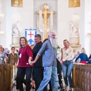 Mennesker danser i en kirke