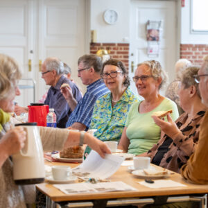 Mennesker drikker kaffe sammen