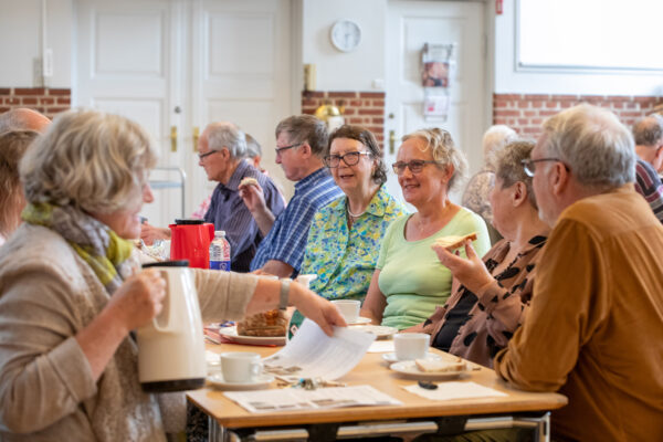 Mennesker drikker kaffe sammen