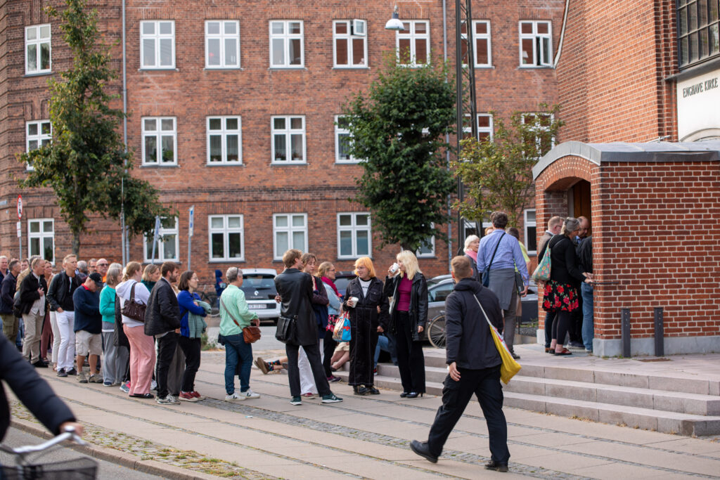 Kø uden for Enghave Kirke