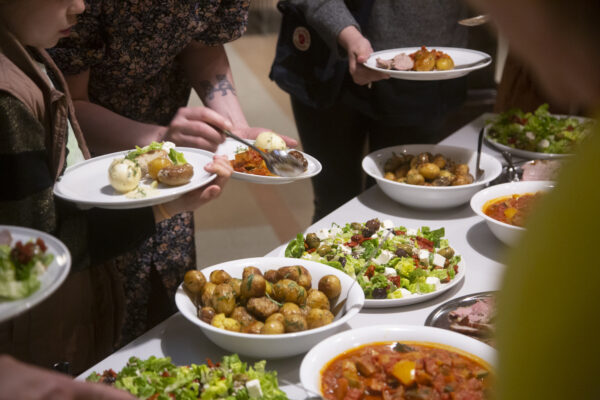 Buffet med kartofler og salat